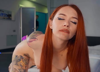 Pelirroja repleta tatuajes gusta jugar jueguen culo 1
