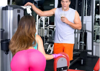 Kelsi monroe recibe un anal inesperado en el gimnasio 1