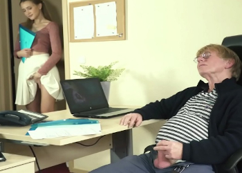 Pilla viejo jefe haciendose paja oficina 1