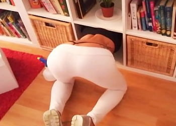 Atasca limpiando aprovecha para follarsela cuatro patas 1